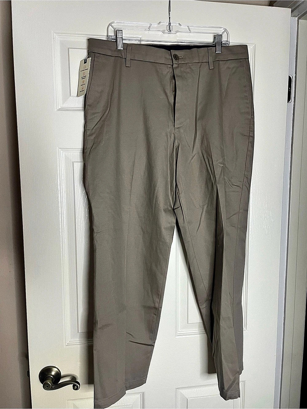 (NWT) Mens DOCKERS Signature by Levi Strauss & Co. straight fit Khakis